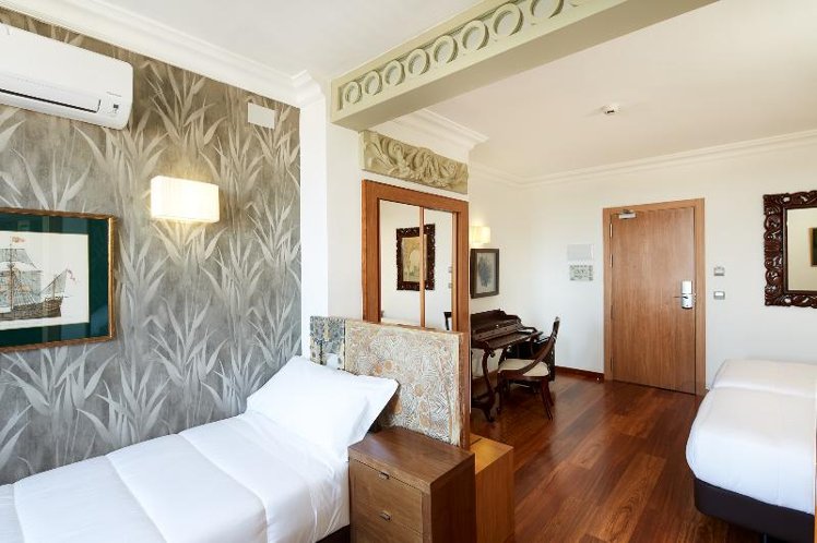 TRIPLE WITH BALCONY Room