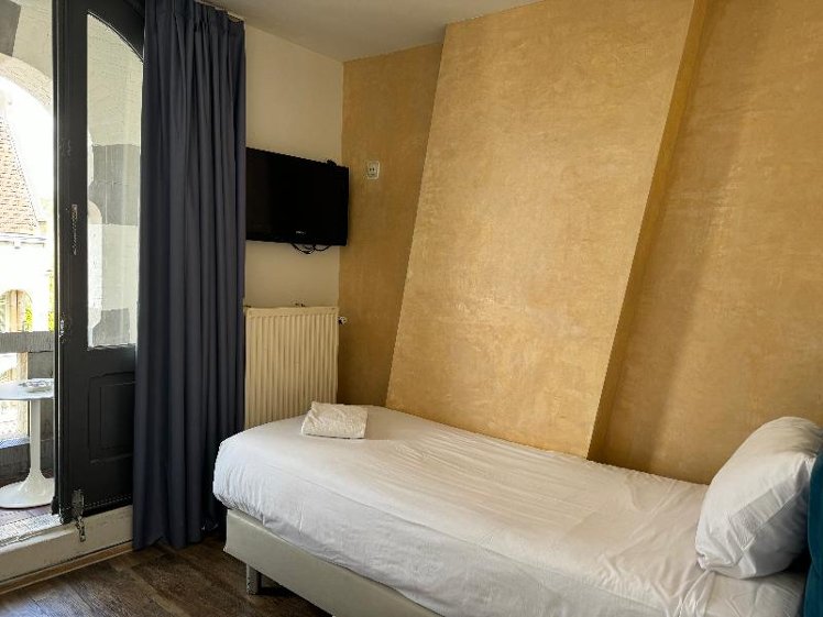 SINGLE WITH BALCONY Room