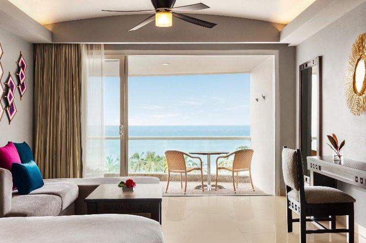 JUNIOR SUITE CLUB KING BED Room