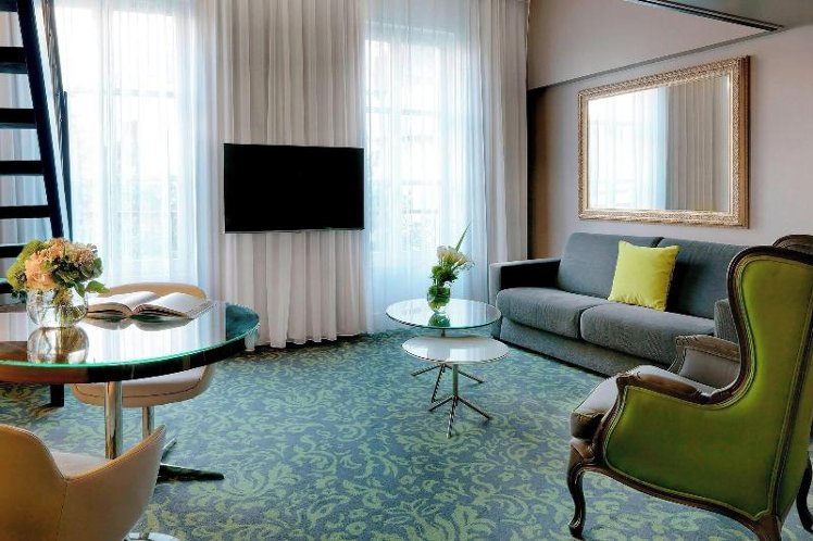 SUITE GARDEN VIEW KING BED Room
