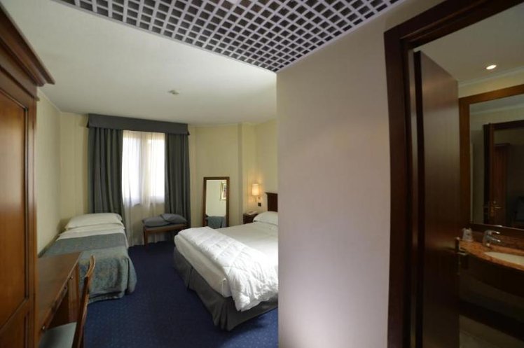 TRIPLE STANDARD Room