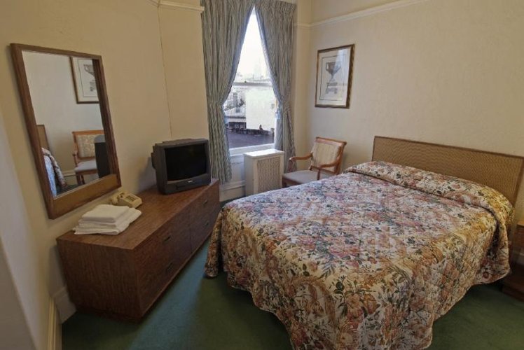 DOUBLE WITH SHARED BATHROOM Room