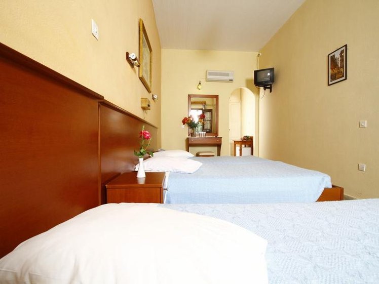 TRIPLE POOL VIEW Room