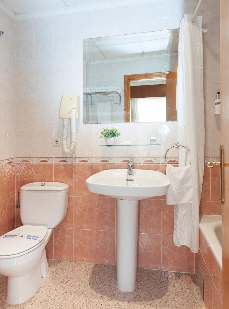 DOUBLE SINGLE USE BASIC Room