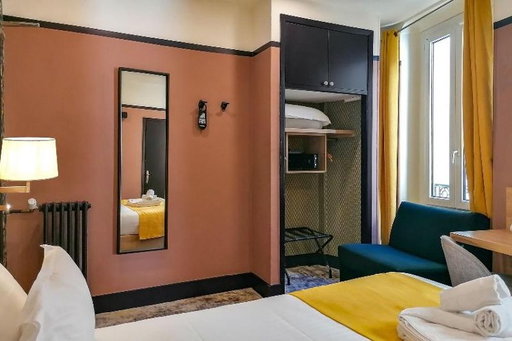 DOUBLE SUPERIOR QUEEN BED Room