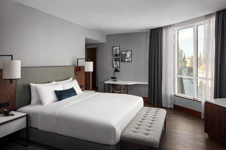 DOUBLE EXECUTIVE KING BED Room
