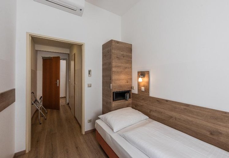SINGLE STANDARD Room