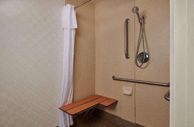 STUDIO QUEEN SIZE BED Room