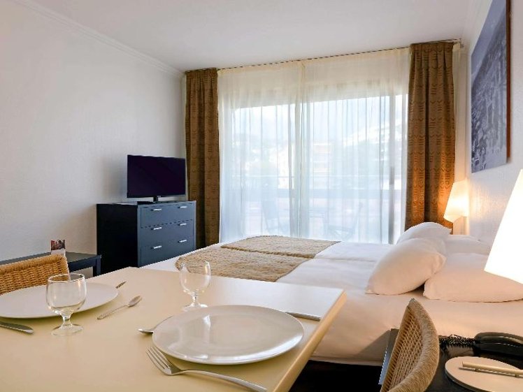 STUDIO CITY VIEW Room