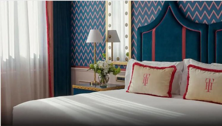 SUITE KING SIZE BED Room