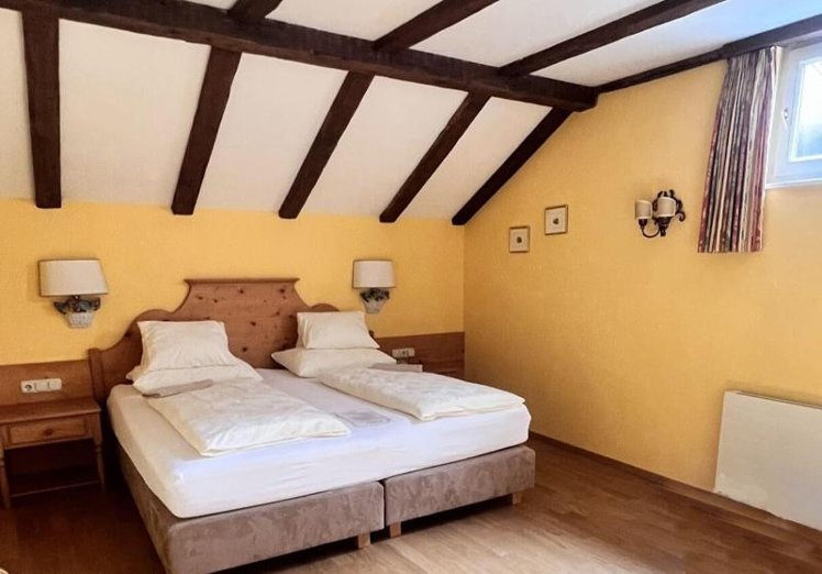 DOUBLE PREMIUM QUEEN BED Room