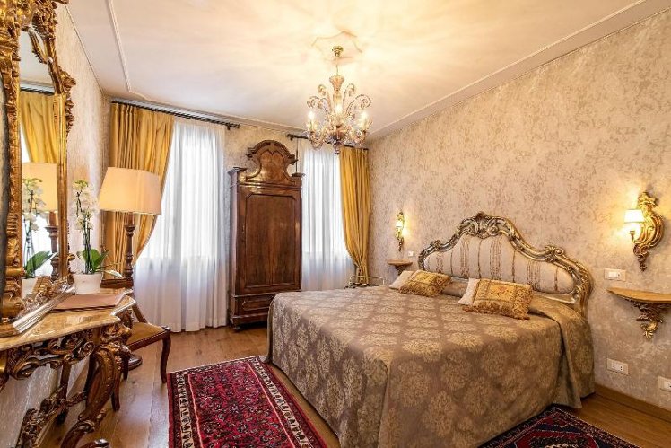 DOUBLE SUPERIOR QUEEN BED Room