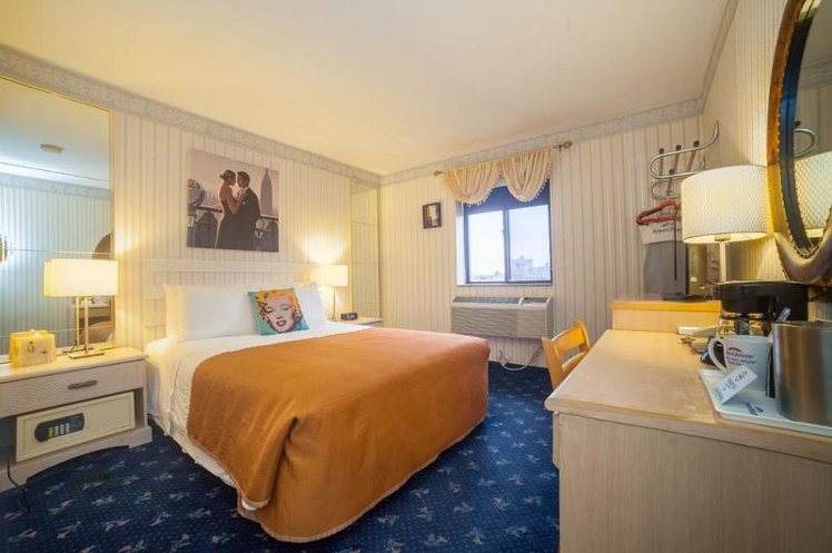 DOUBLE QUEEN SIZE BED Room