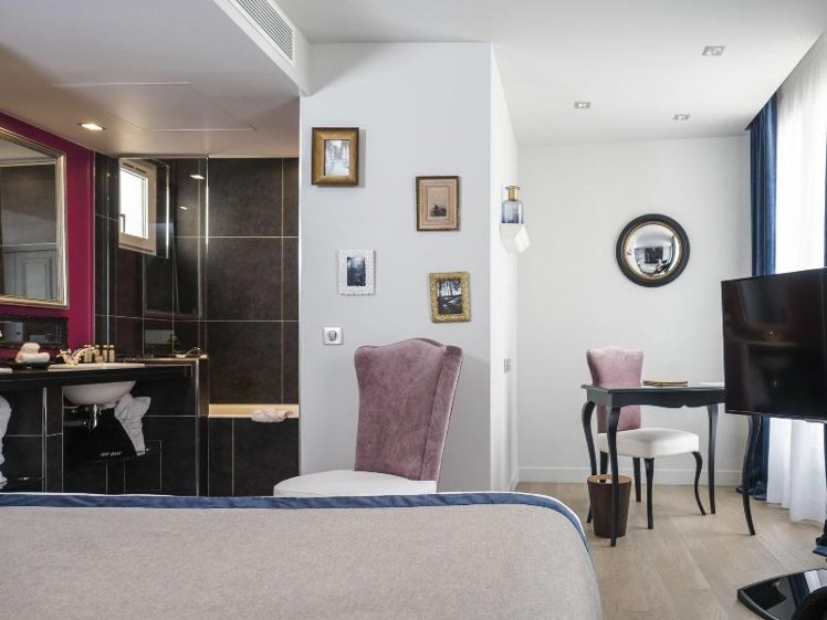DOUBLE QUEEN SIZE BED Room