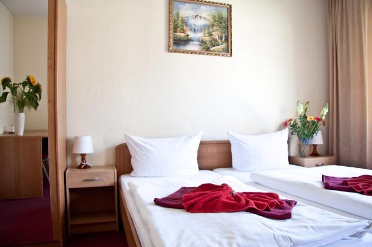 DOUBLE QUEEN SIZE BED Room