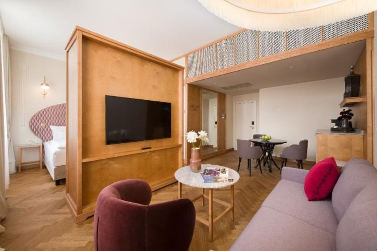 JUNIOR SUITE STANDARD Room
