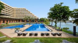 Cinnamon Lakeside Hotel